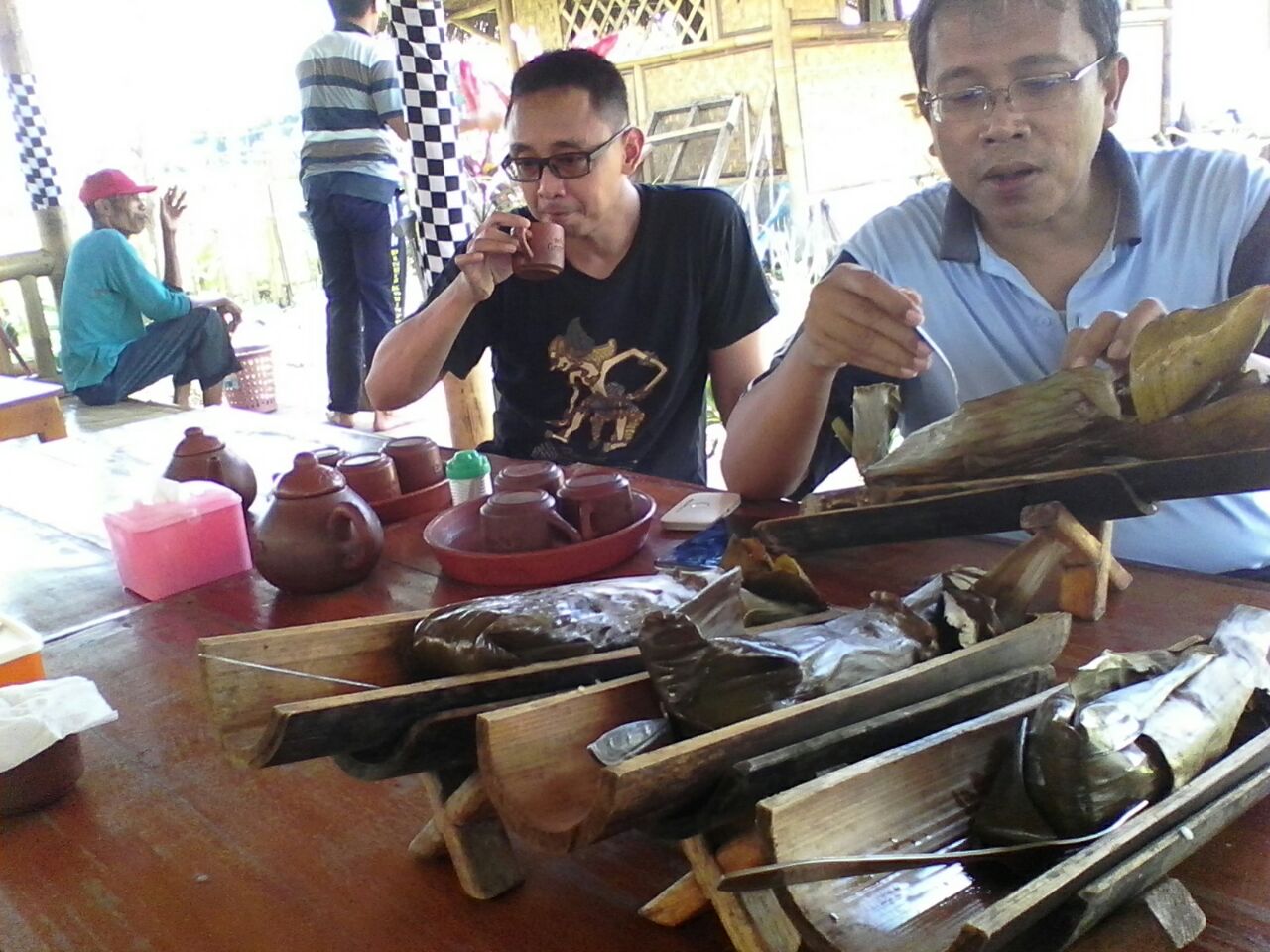Patin Bakar Bambu, menu andalan di Rumah Makan Taman Pelangi Pedesaan.
