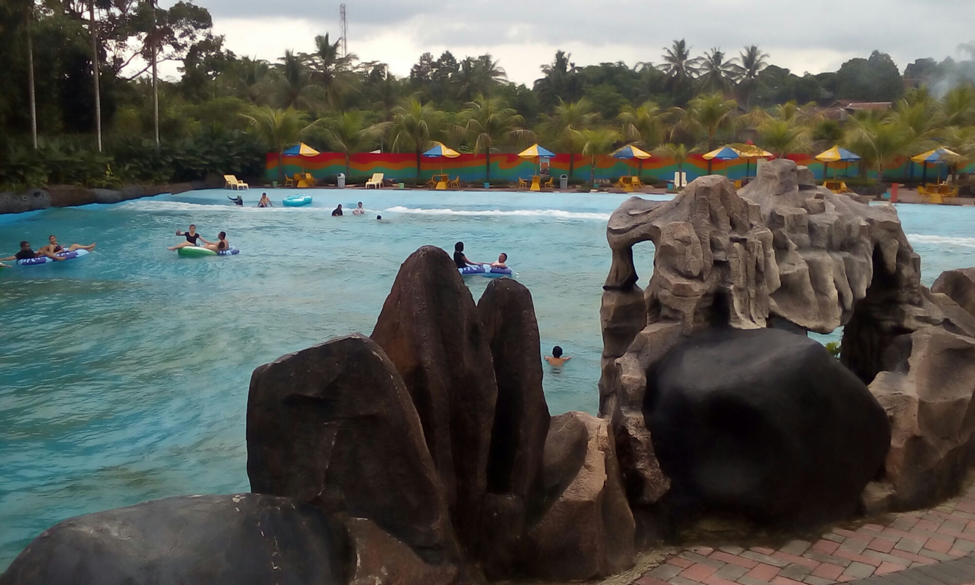 Kolam Ombak Owabong Memang  We O We