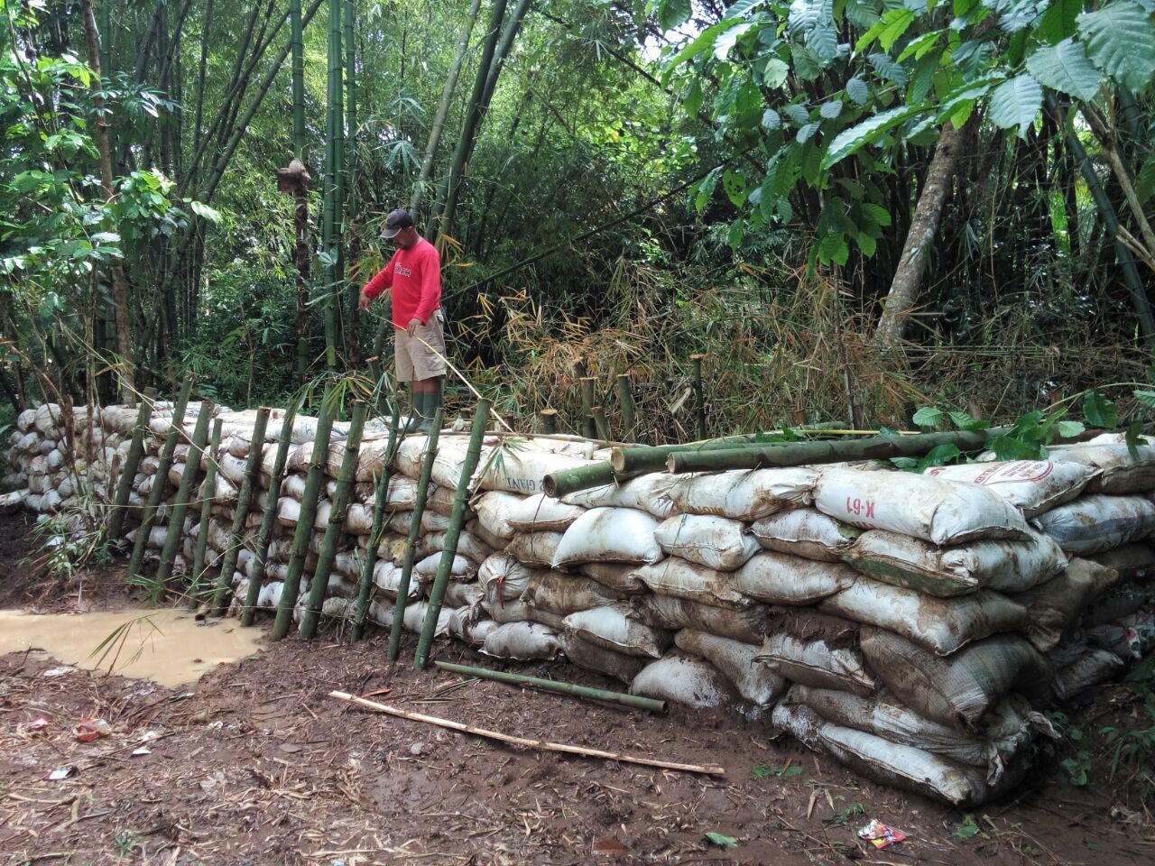 Gotong Royong Pembuatan Talud Minimalisir Banjir
