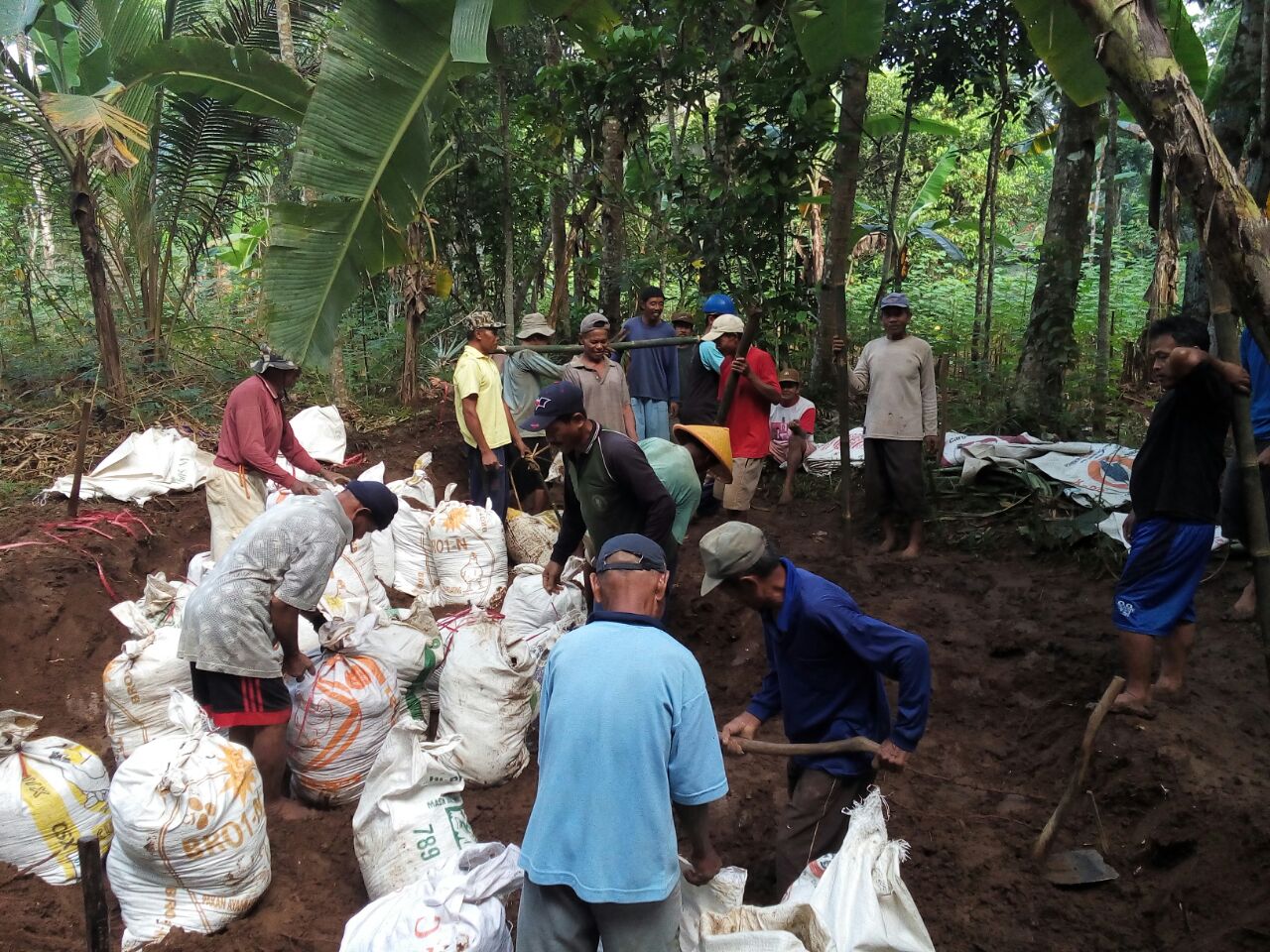 Tanggulangi meluapnya sungai lebak, warga Desa Kaligondang Bangun Tanggul.
