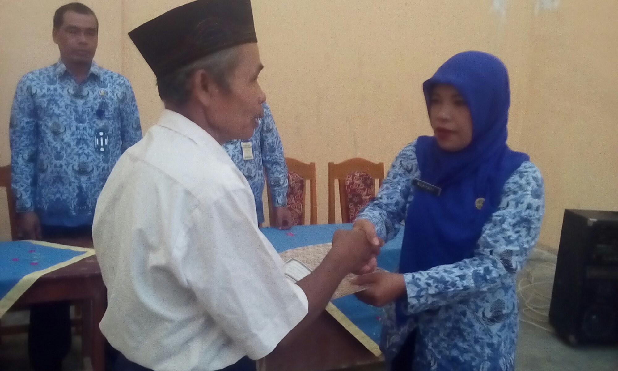 Kades Sidanegara Serahkan SK Pemberhentian Kaur Kesra