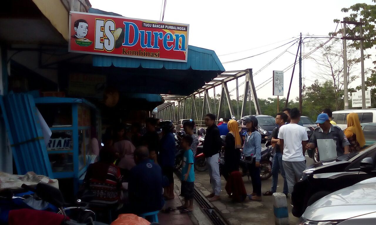 Demi Semangkuk  Es Duren Pembeli Rela Berdesakan Mengantre