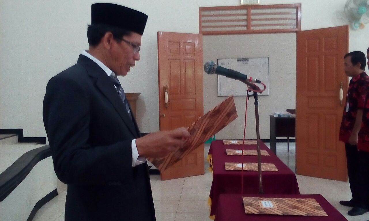 Kepala Desa Slinga Lantik 9 Perangkat Desa
