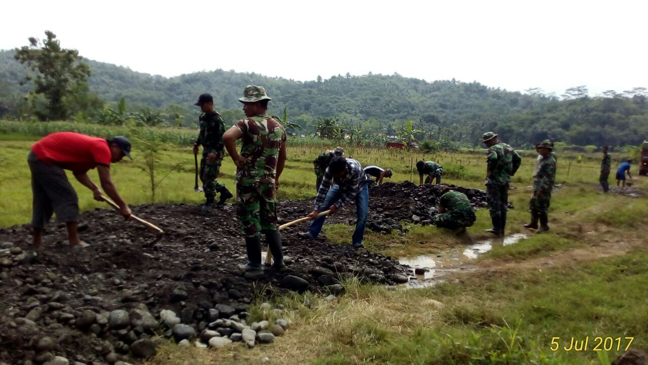 Hari ke 2 TMMD Sengkuyung Warga Antusias Ikuti Kerja Bakti