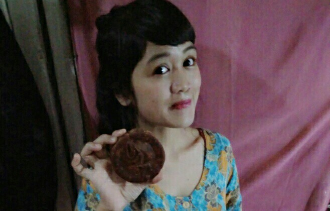 Keren, Ibu Muda Asal Desa Arenan Jual Cimplung dan Gula Merah Melalui Sosmed