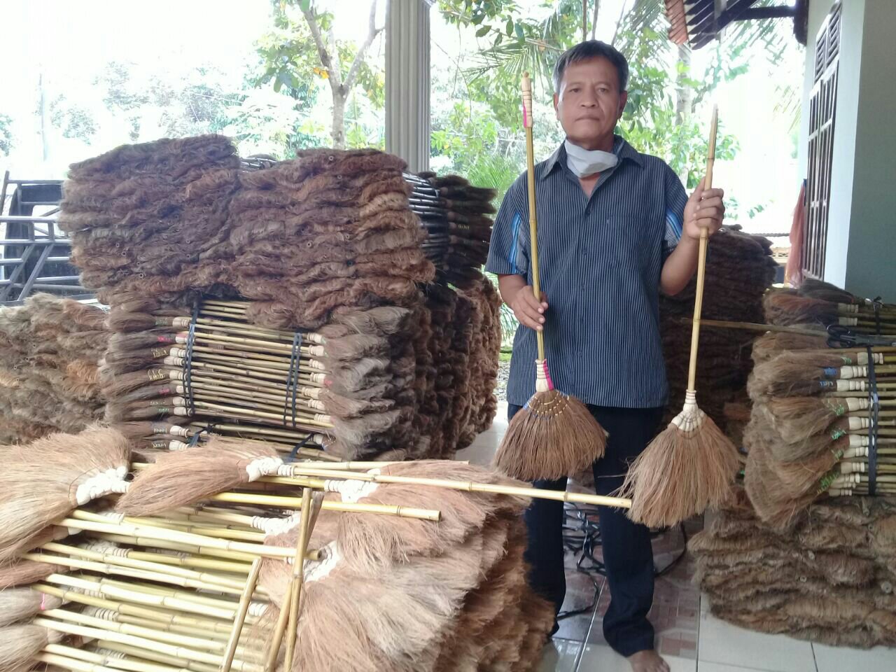 Desa Penolih Olah Limbah Sabut Kelapa Jadi Berkah Melimpah.