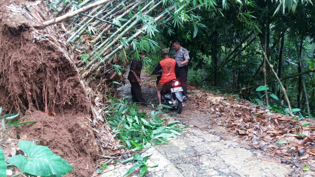 Terkena Longsor,  Warga Sigap Tangani Jalan Menuju Mlayang 
