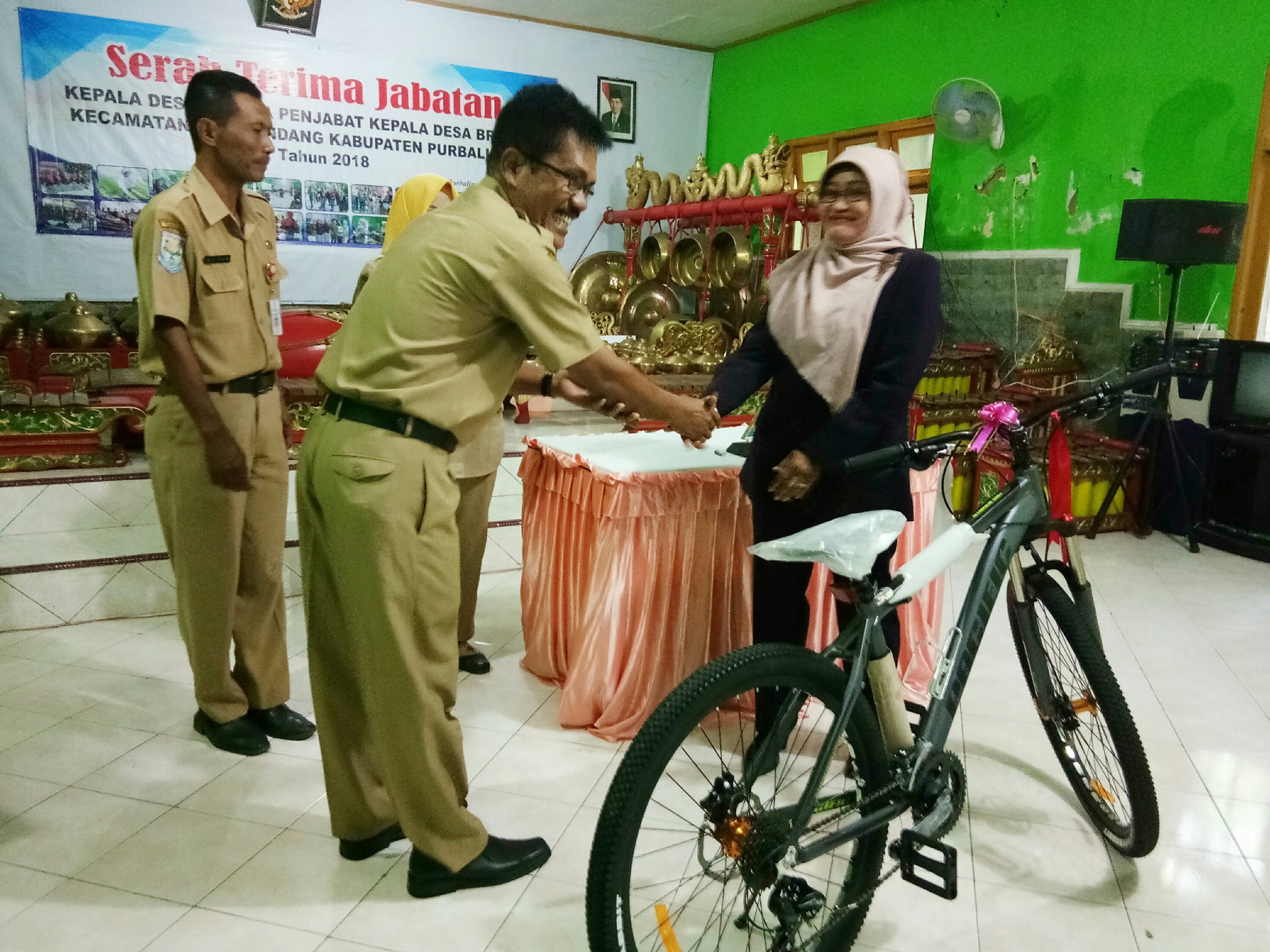 Akhiri Masa Jabatan, Kades Brecek Terima Sepeda Dari Perangkat Desa. 