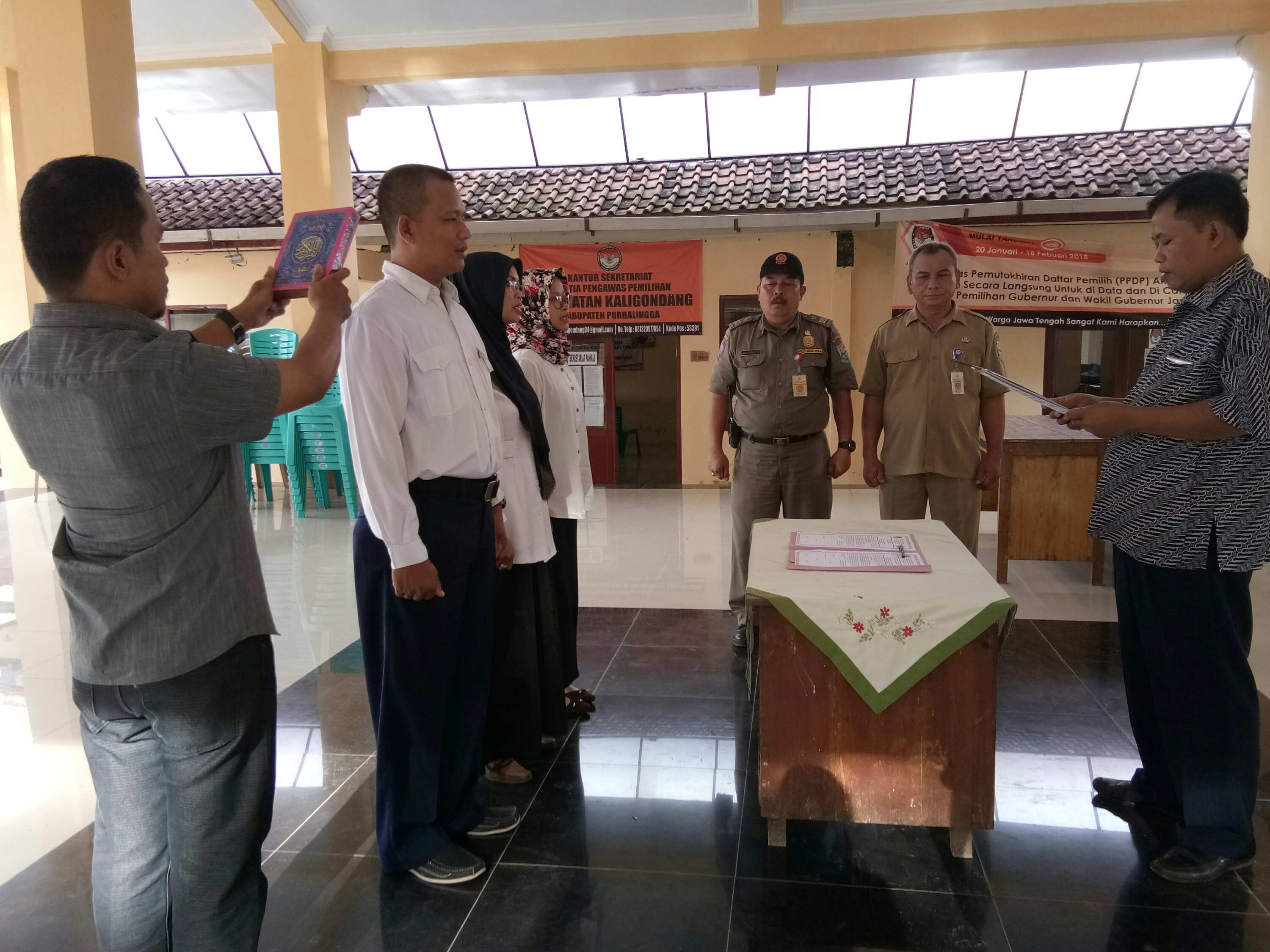 Berhalangan Hadir, 3 Anggota PPS Kaligondang Dilantik Sendiri