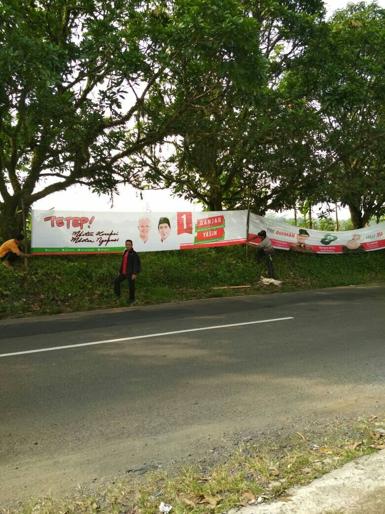 Sabtu Pagi Pemasangan Spanduk APK Pilgub Jateng di Kecamatan Kaligondang Kelar