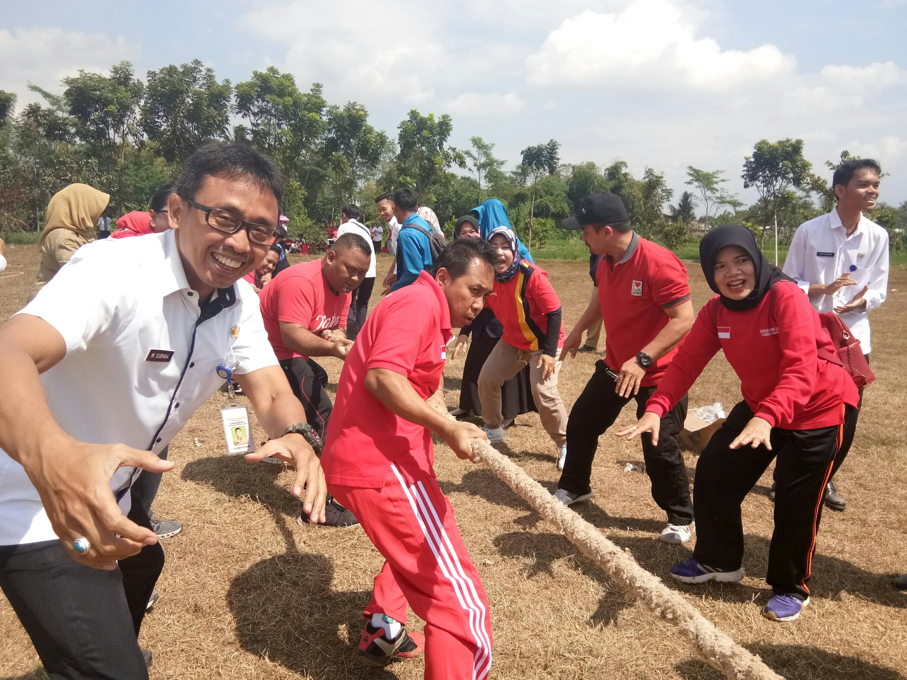 Tarik Tambang Simbol Kekuatan dan Kerjasama