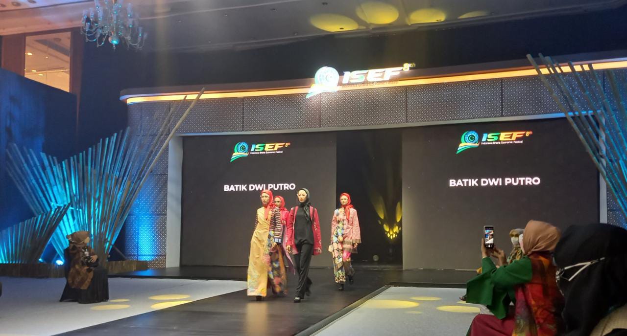 Karya Pembatik dan Desainer Purbalingga Tampil di Fashion Show ISEF