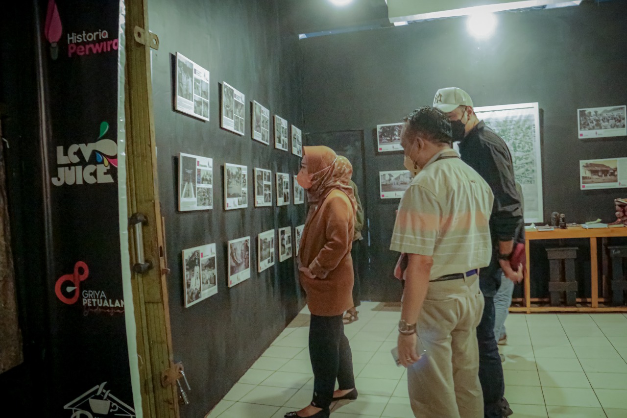 Bupati Tiwi Apresiasi Pameran Foto Sejarah Purbalingga
