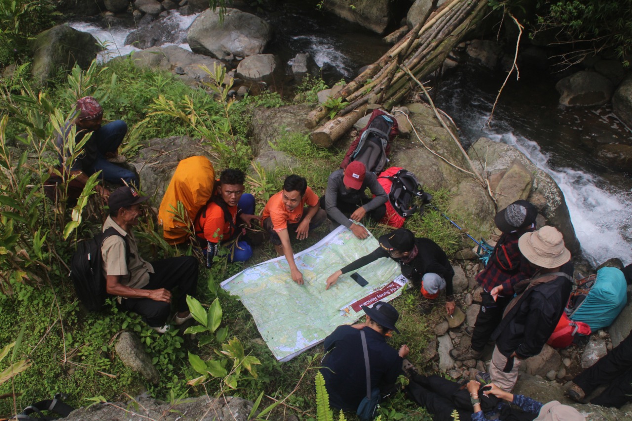 Perusakan Hutan Akibatkan Longsor Terus Terjadi di Jalur Siregol