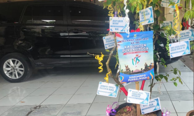 DINKOMINFO Purbalingga Sampaikan Ucapan Hari Jadi ke-195 melalui Tanaman Bunga Bernilai Sosialisasi Kepenak Ngodene