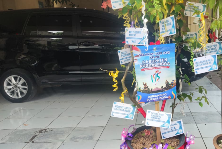 DINKOMINFO Purbalingga Sampaikan Ucapan Hari Jadi ke-195 melalui Tanaman Bunga Bernilai Sosialisasi Kepenak Ngodene